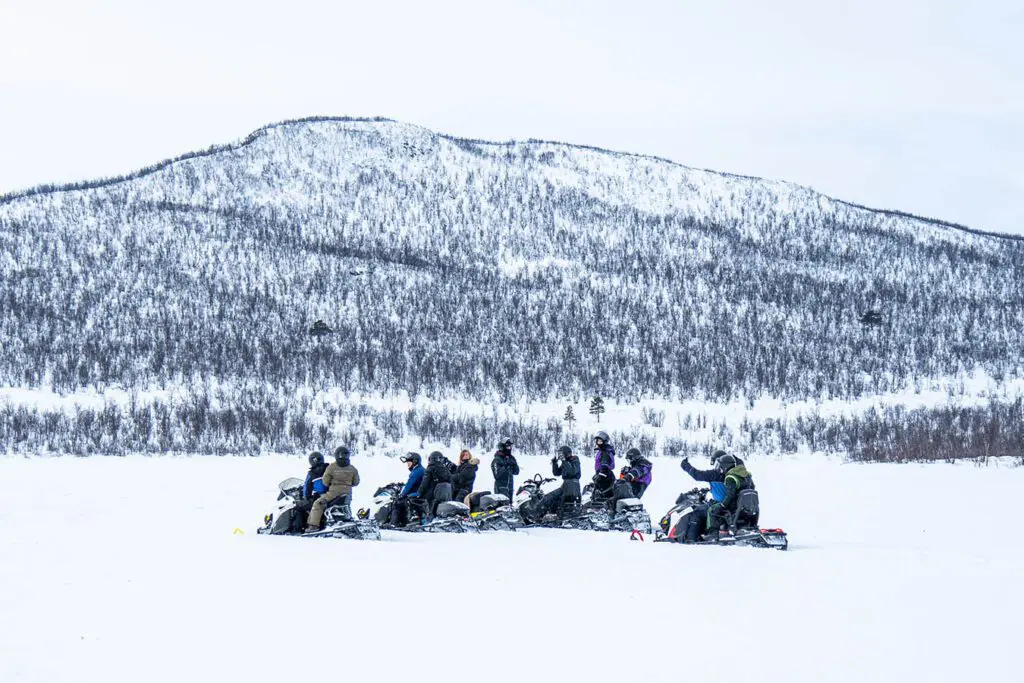 Group-of-Snowmobiles-riding-in-the-Black-Hills
